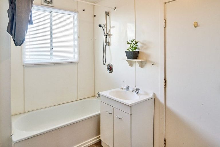 Photo of property in 2/35 Mana Esplanade, Paremata, Porirua, 5026