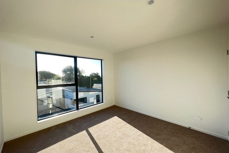 Photo of property in 3/105 Hobsonville Road, West Harbour, Auckland, 0618