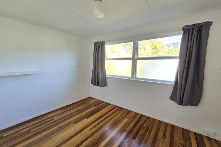 Photo of property in 38 Catherine Crescent, Paparangi, Wellington, 6037
