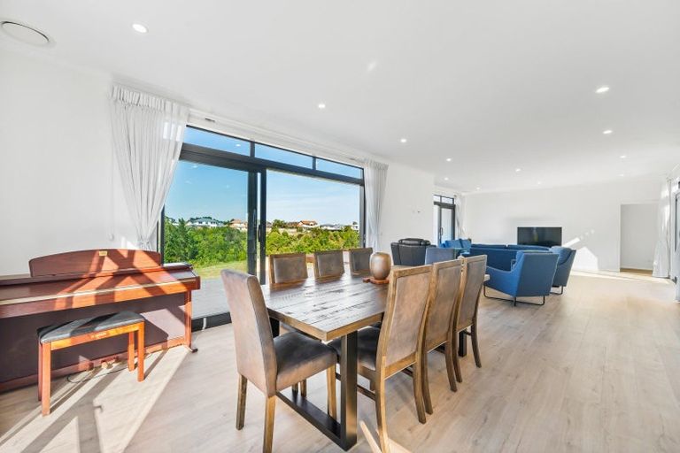 Photo of property in 67 Vaucluse Heights, Fitzherbert, Palmerston North, 4410