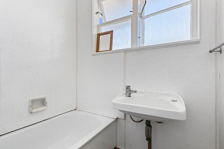 Photo of property in 9 Karaka Street, Merrilands, New Plymouth, 4312