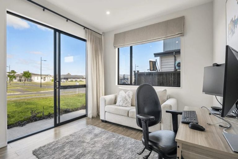 Photo of property in 11 Koiora Road, Clarks Beach, 2122