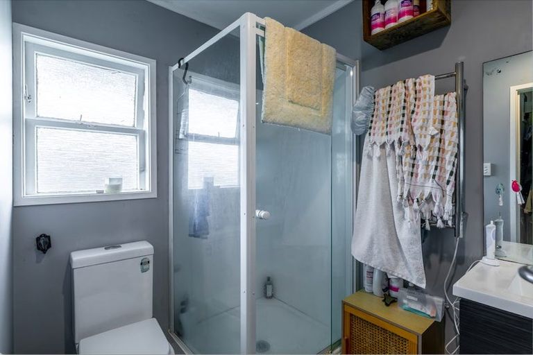 Photo of property in 2/27 Nikau Street, New Lynn, Auckland, 0600