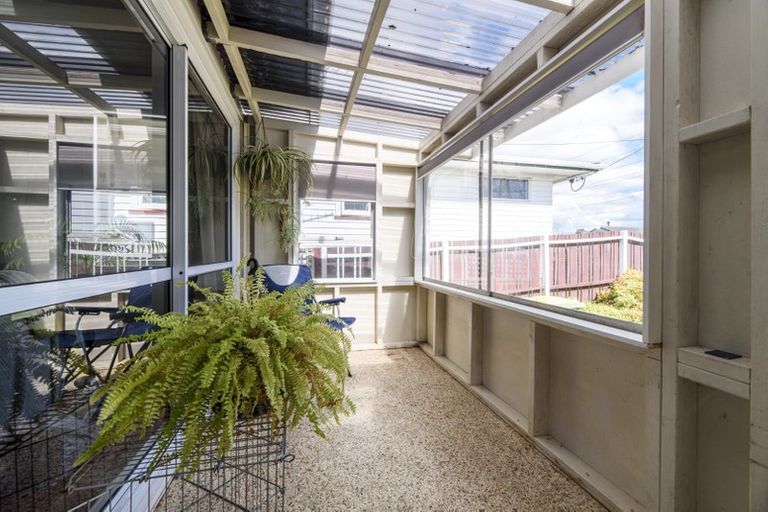 Photo of property in 18 Huruhuru Road, Massey, Auckland, 0614