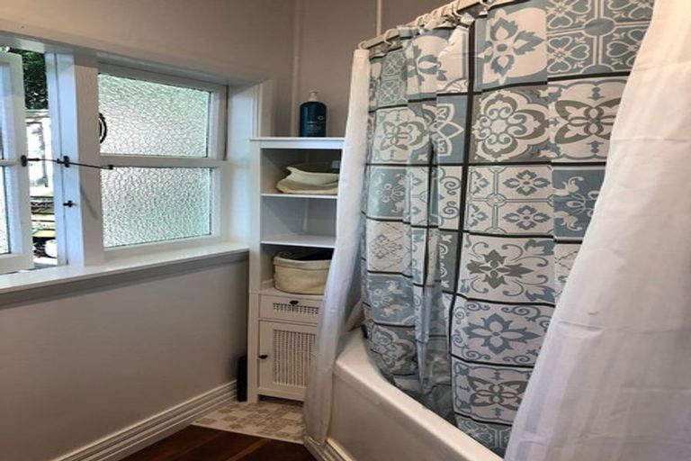 Photo of property in 25 Alexandra Road, Roseneath, Wellington, 6021