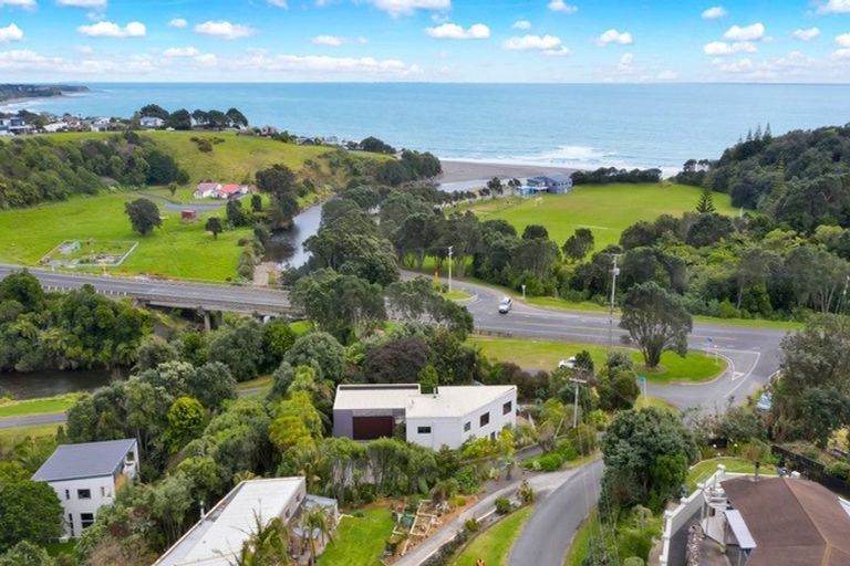 Photo of property in 2 Victoria Road, Omata, New Plymouth, 4374