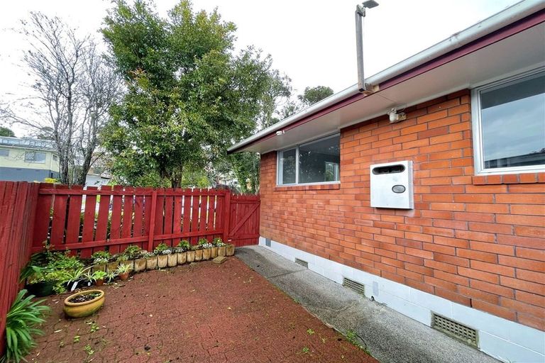 Photo of property in 2/82 Moore Street, Hillcrest, Auckland, 0627