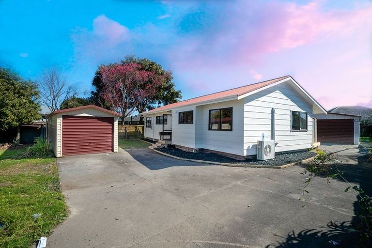 Photo of property in 2/4 Sutton Crescent, Papakura, 2110