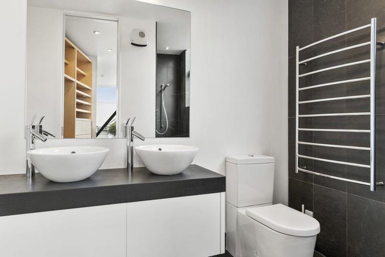 Photo of property in 3b Salmont Place, Kelburn, Wellington, 6012