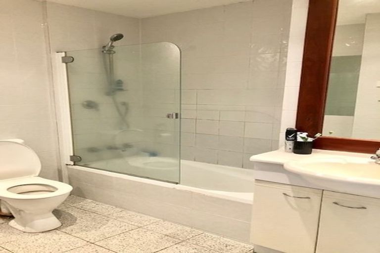 Photo of property in 1/104 Sylvan Avenue, Northcote, Auckland, 0627