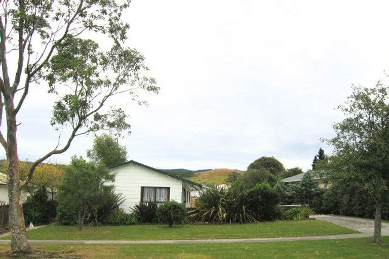 Photo of property in 95 Norana Road, Timberlea, Upper Hutt, 5018