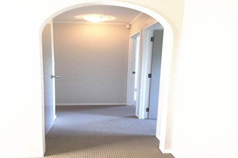 Photo of property in 24 Jillteresa Crescent, Half Moon Bay, Auckland, 2012