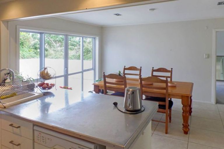 Photo of property in 31 Creamer Avenue, Belmont, Auckland, 0622