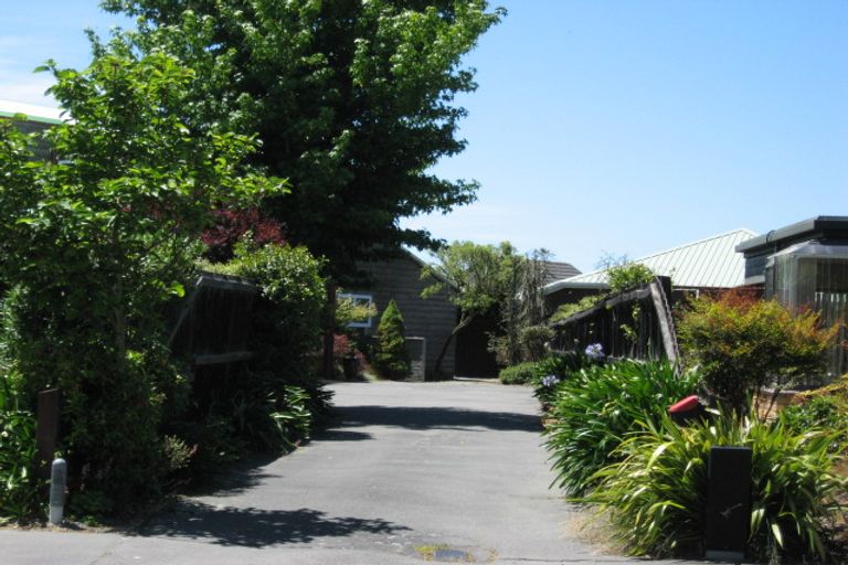 Photo of property in 15 Brockhall Lane, Avonhead, Christchurch, 8042