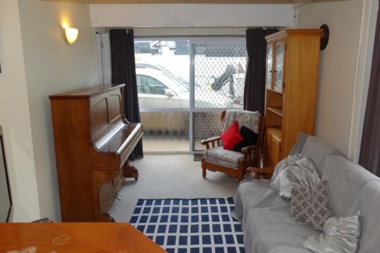 Photo of property in 1/7 Te Atatu Road, Te Atatu South, Auckland, 0610