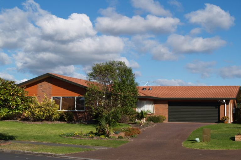 Photo of property in 21 John Lister Close, Golflands, Auckland, 2013