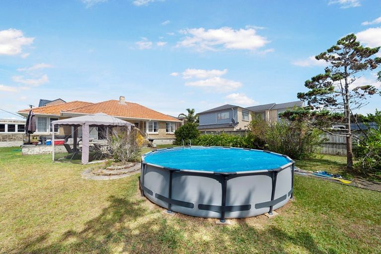 Photo of property in 4134 Great North Road, Glendene, Auckland, 0602