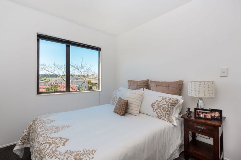 Photo of property in 9/44 Fields Parade, Oteha, Auckland, 0632