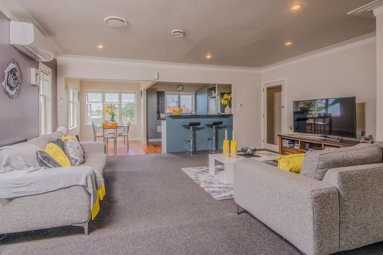 Photo of property in 2/1a Helga Crescent, Te Atatu Peninsula, Auckland, 0610