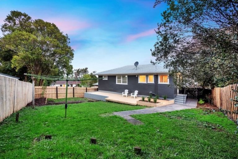 Photo of property in 17 Temuri Place, Glendene, Auckland, 0602