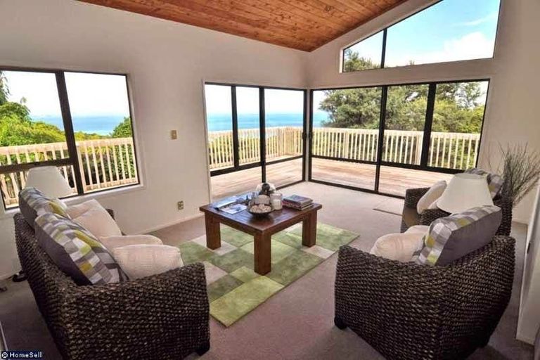 Photo of property in 2 Shirley Road, Parau, Auckland, 0604