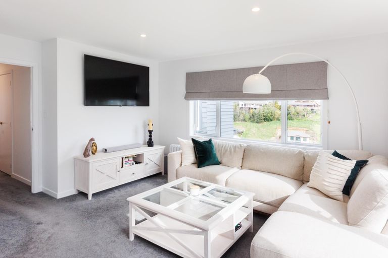 Photo of property in 23 Vaucluse Heights, Fitzherbert, Palmerston North, 4410