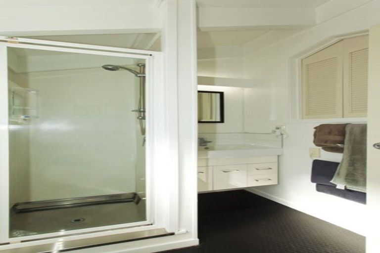 Photo of property in 1/31 James Evans Drive, Northcote, Auckland, 0627