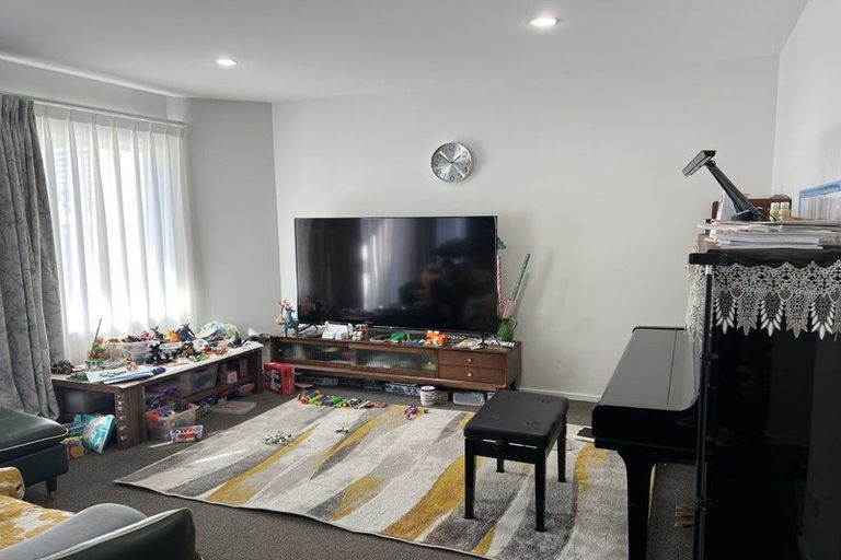 Photo of property in 1/14 Fields Parade, Oteha, Auckland, 0632