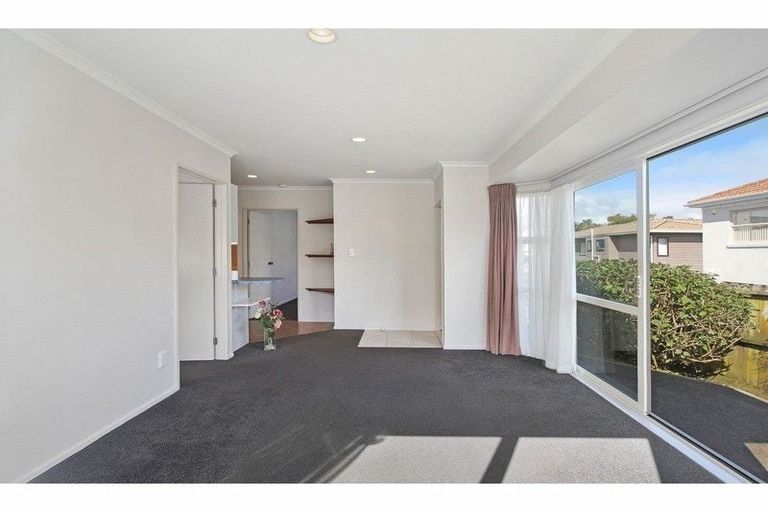 Photo of property in 78 Sunset Road, Unsworth Heights, Auckland, 0632