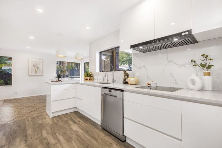 Photo of property in 13 Reynard Terrace, Conifer Grove, Takanini, 2112