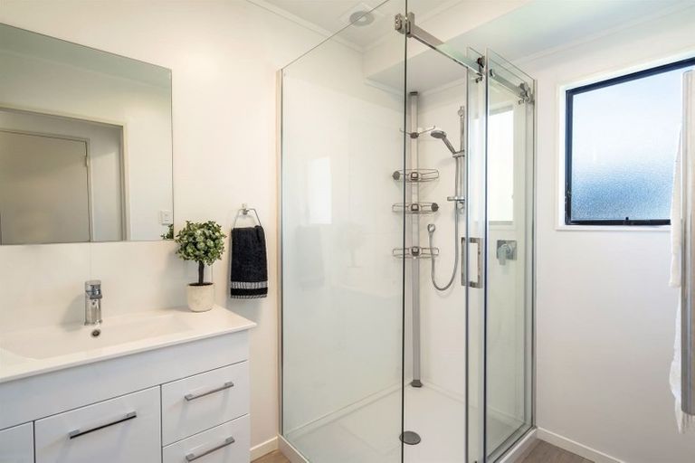 Photo of property in 99 West Harbour Drive, West Harbour, Auckland, 0618