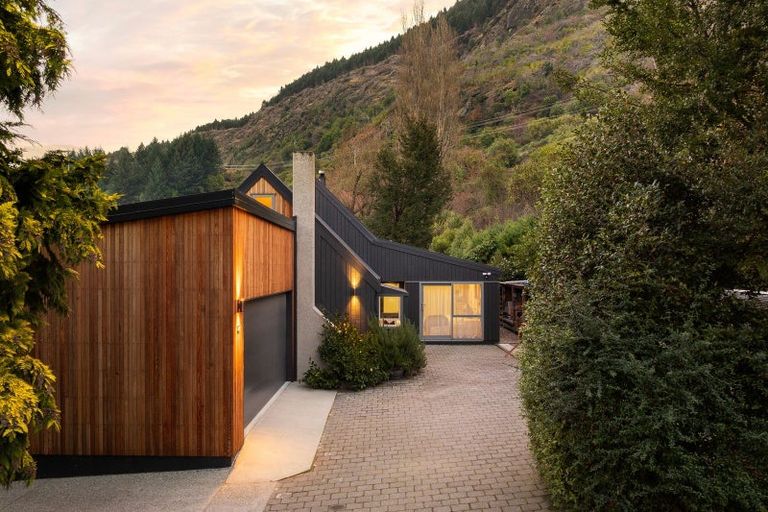 Photo of property in 32 Evergreen Place, Sunshine Bay, Queenstown, 9300