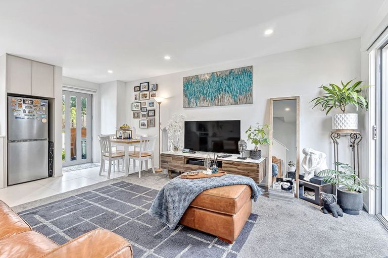 Photo of property in 2/24 Kelwyn Road, Kelston, Auckland, 0602