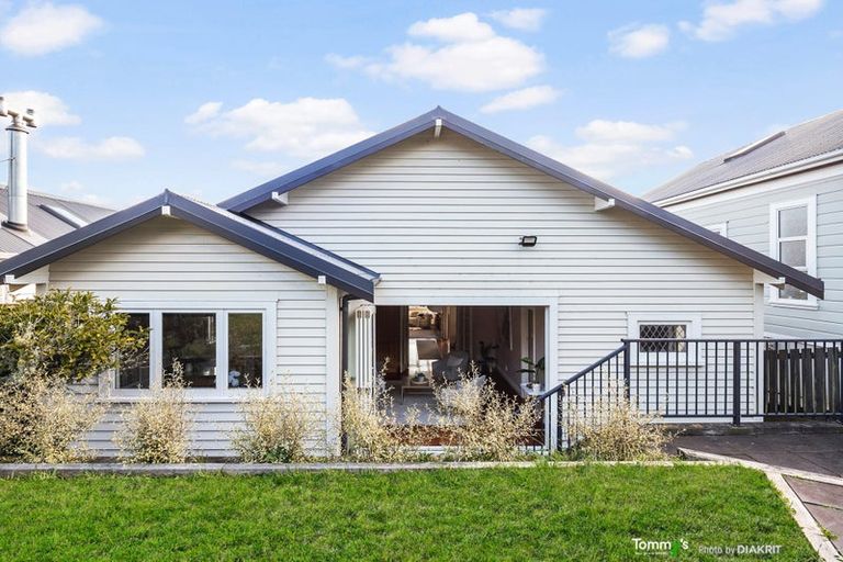 Photo of property in 74 Northland Road, Northland, Wellington, 6012