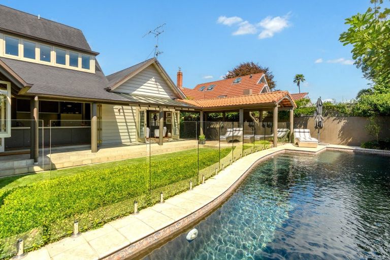 Photo of property in 247 Devonport Road, Tauranga, 3110