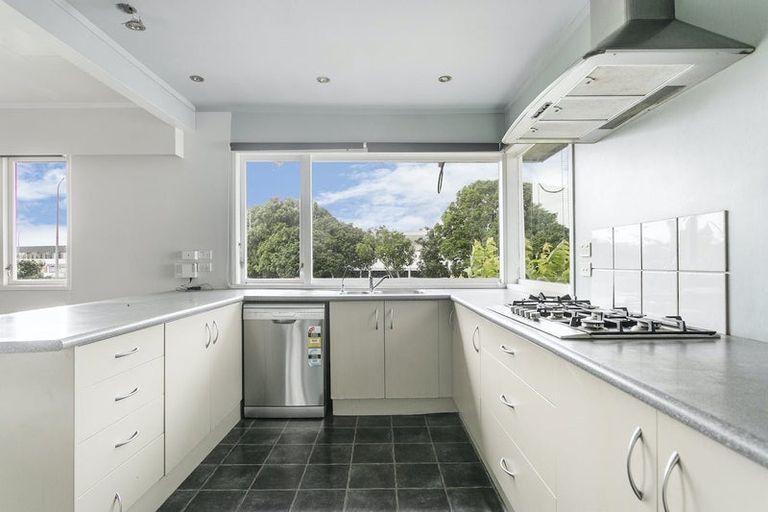 Photo of property in 9 Sutton Crescent, Papatoetoe, Auckland, 2025