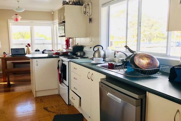 Photo of property in 33 Paparoa Road, Cockle Bay, Auckland, 2014