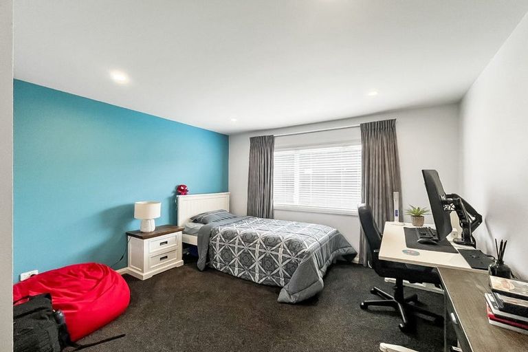 Photo of property in 53 Johnstone Drive, Fitzherbert, Palmerston North, 4410