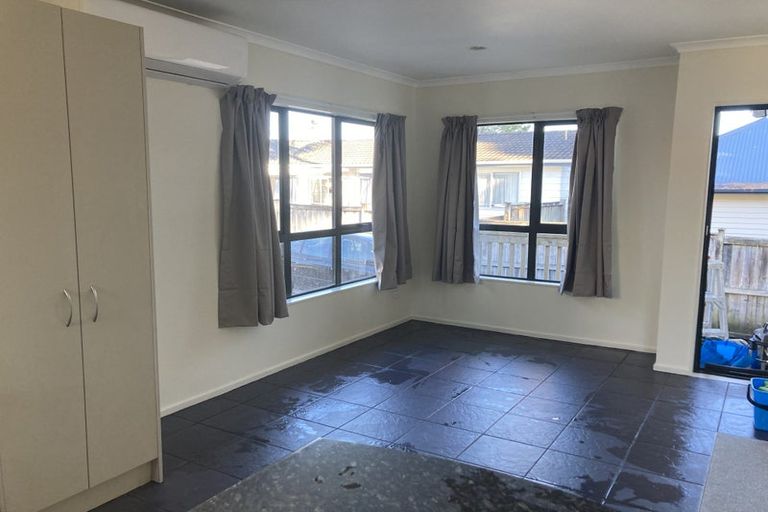 Photo of property in 102 Kemp Road, Massey, Auckland, 0614