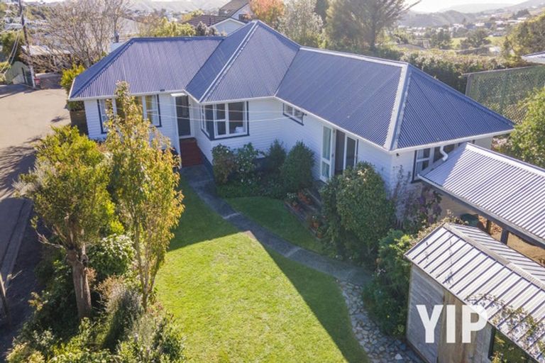 Photo of property in 10 Turville Crescent, Newlands, Wellington, 6037