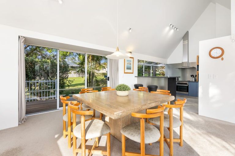 Photo of property in 25 Oakpark Place, West Harbour, Auckland, 0618