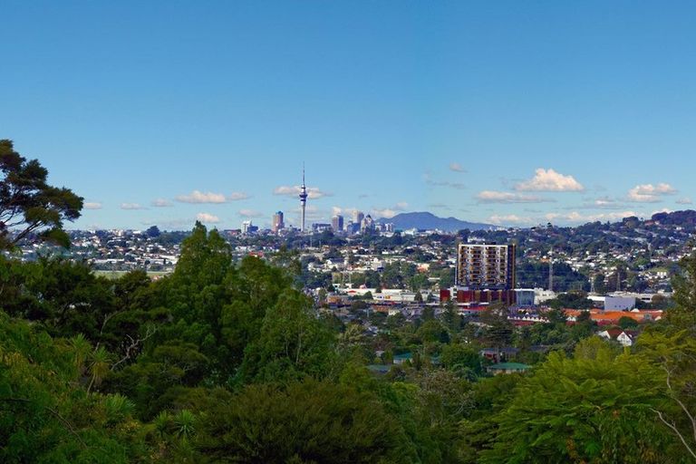 Photo of property in 2/55a West Lynn Road, Titirangi, Auckland, 0604