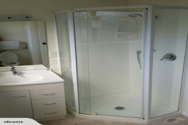 Photo of property in 2/6 Craigbank Avenue, New Lynn, Auckland, 0600