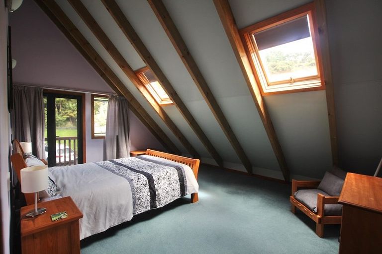 Photo of property in 2 Cascade Avenue, Waiatarua, Auckland, 0604