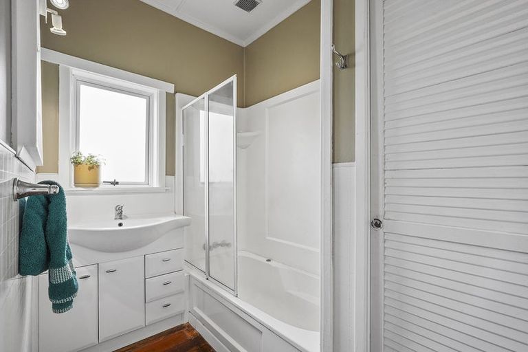 Photo of property in 6 Vectis Road, Hillcrest, Hamilton, 3216