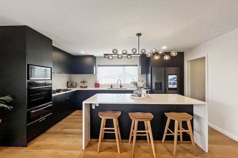 Photo of property in 53 Johnstone Drive, Fitzherbert, Palmerston North, 4410