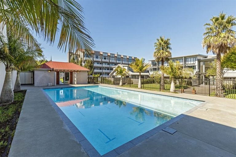 Photo of property in 2f/30 Westward Ho, Glen Eden, Auckland, 0602