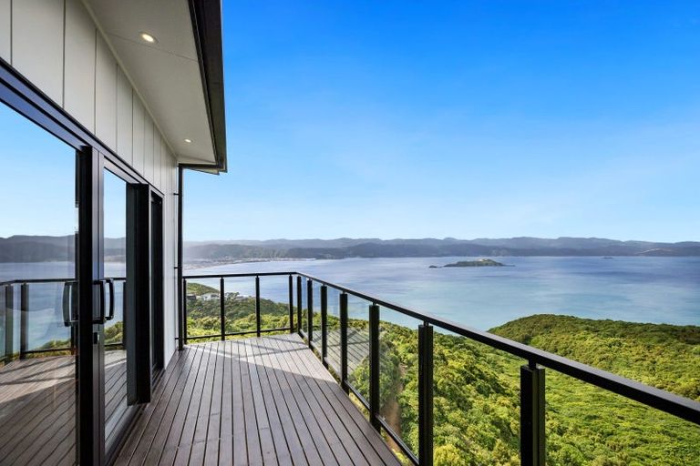 Photo of property in 7 Promontory Crescent, Newlands, Wellington, 6037