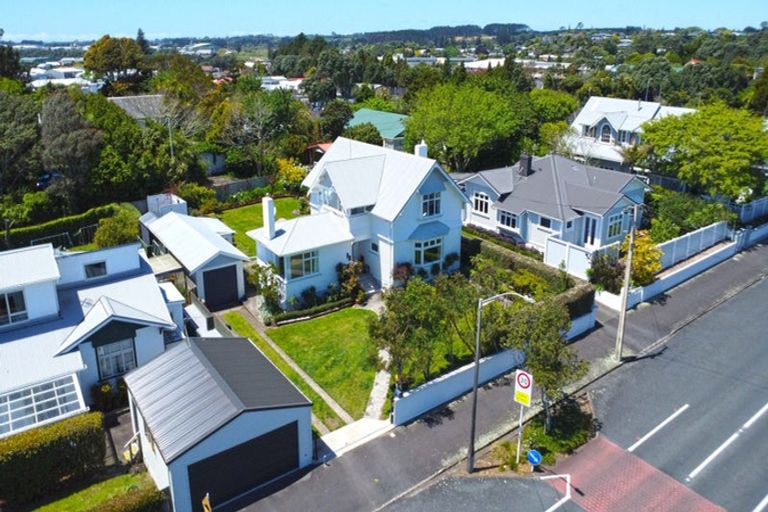Photo of property in 13 Paynters Avenue, Strandon, New Plymouth, 4312