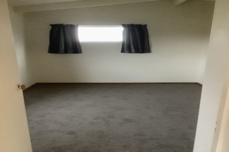 Photo of property in 1/98 Chislehurst Street, Henderson, Auckland, 0612